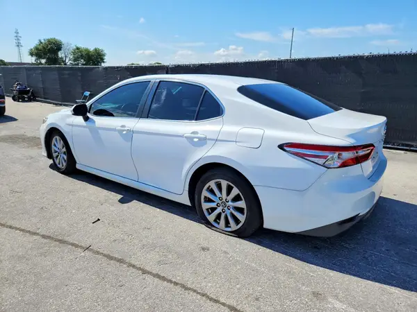 4T1B11HK3JU050432 2018 TOYOTA CAMRY - Image 2