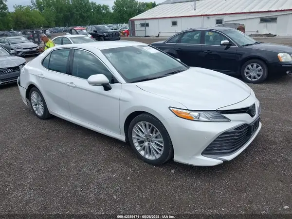 4T1B11HK3JU051323 2018 TOYOTA CAMRY - Image 1