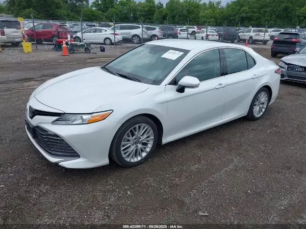 4T1B11HK3JU051323 2018 TOYOTA CAMRY - Image 2