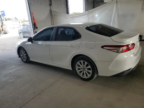 4T1B11HK3JU051712 2018 TOYOTA CAMRY - Image 2