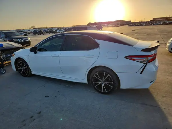 4T1B11HK3JU052200 2018 TOYOTA CAMRY - Image 2