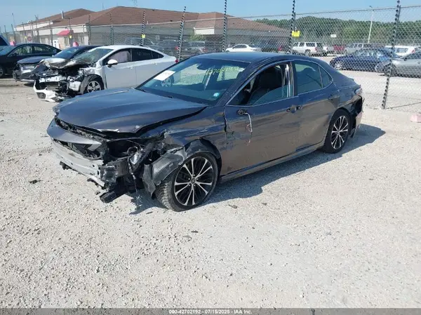 4T1B11HK3JU053847 2018 TOYOTA CAMRY - Image 2