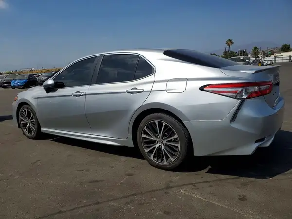 4T1B11HK3JU055095 2018 TOYOTA CAMRY - Image 2