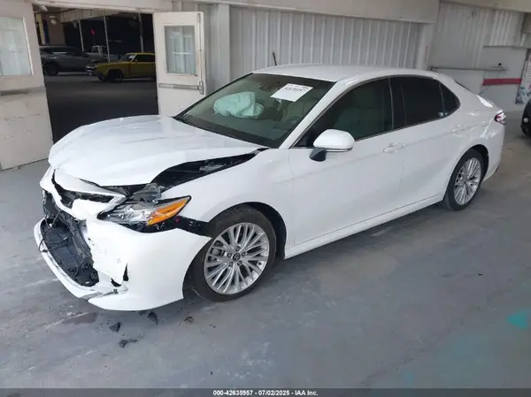 4T1B11HK3JU057316 2018 TOYOTA CAMRY - Image 2