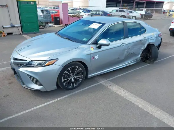 4T1B11HK3JU058594 2018 TOYOTA CAMRY - Image 2
