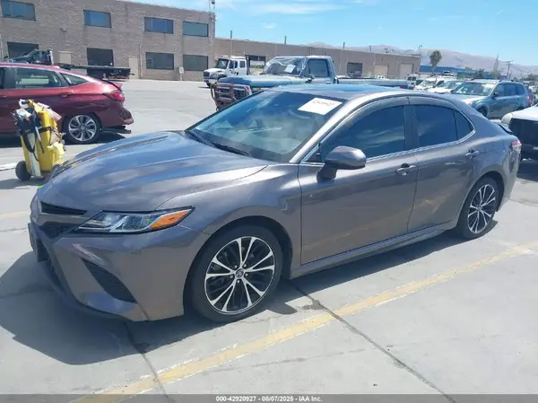 4T1B11HK3JU061978 2018 TOYOTA CAMRY - Image 2