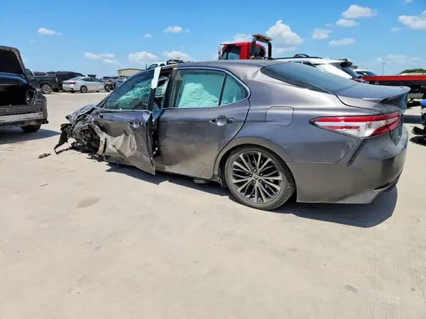 4T1B11HK3JU066100 2018 TOYOTA CAMRY - Image 2