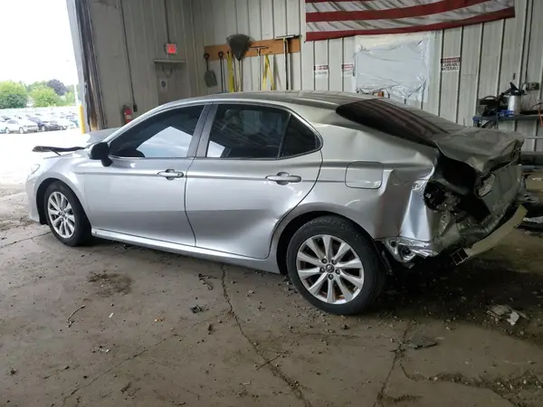 4T1B11HK3JU067473 2018 TOYOTA CAMRY - Image 2