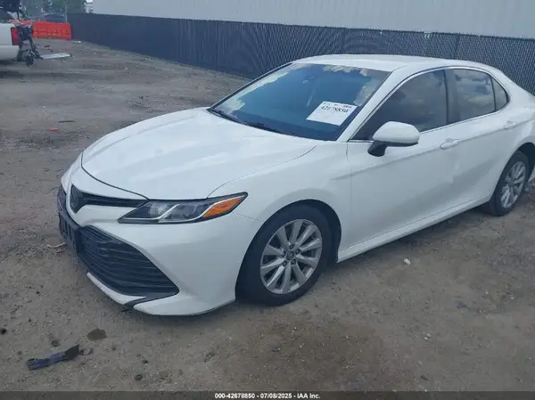 4T1B11HK3JU067988 2018 TOYOTA CAMRY - Image 2