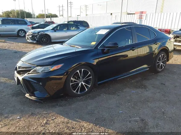 4T1B11HK3JU070275 2018 TOYOTA CAMRY - Image 2