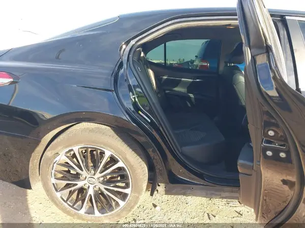 4T1B11HK3JU070275 2018 TOYOTA CAMRY - Image 8