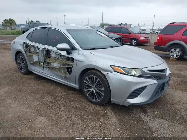 4T1B11HK3JU070647 2018 TOYOTA CAMRY - Image 1