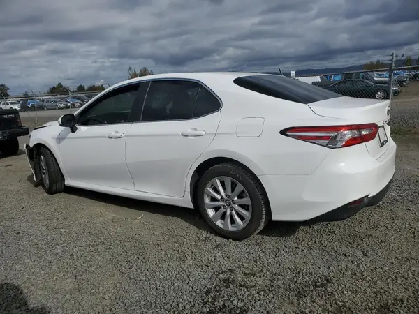 4T1B11HK3JU071300 2018 TOYOTA CAMRY - Image 2