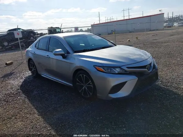 4T1B11HK3JU073290 2018 TOYOTA CAMRY - Image 1