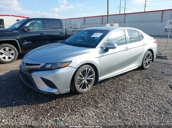 4T1B11HK3JU073290 2018 TOYOTA CAMRY - Image 2