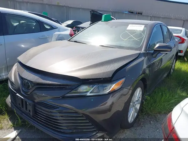 4T1B11HK3JU073631 2018 TOYOTA CAMRY - Image 2