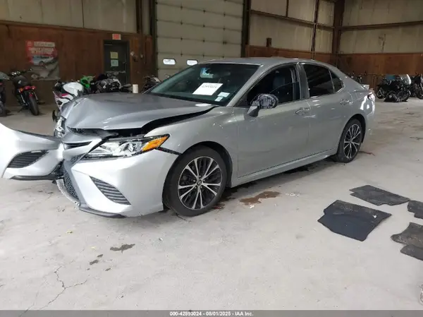 4T1B11HK3JU074505 2018 TOYOTA CAMRY - Image 2