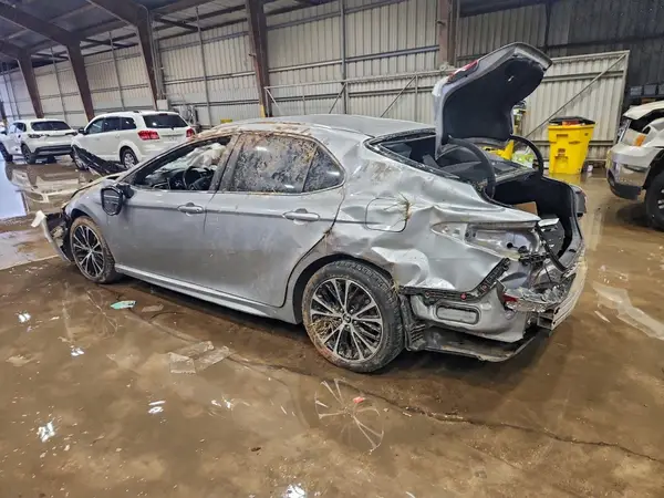 4T1B11HK3JU076450 2018 TOYOTA CAMRY - Image 2
