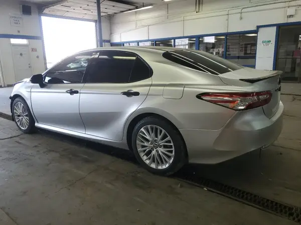4T1B11HK3JU077999 2018 TOYOTA CAMRY - Image 2