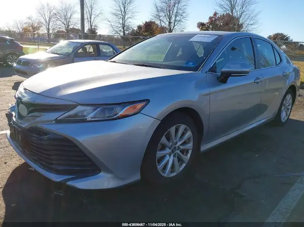 4T1B11HK3JU079056 2018 TOYOTA CAMRY - Image 2