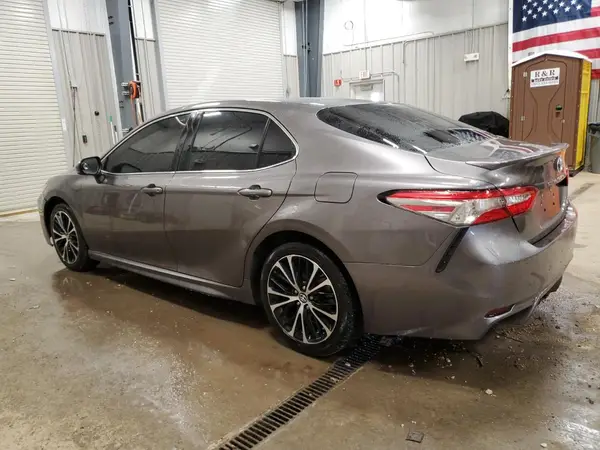 4T1B11HK3JU083110 2018 TOYOTA CAMRY - Image 2