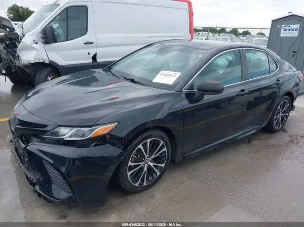 4T1B11HK3JU087903 2018 TOYOTA CAMRY - Image 2
