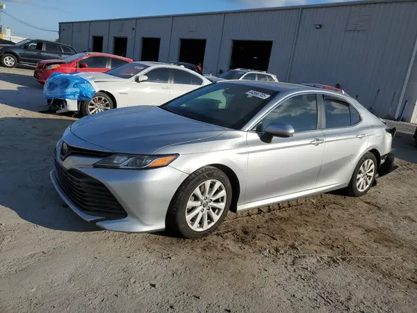 4T1B11HK3JU091076 2018 TOYOTA CAMRY - Image 1