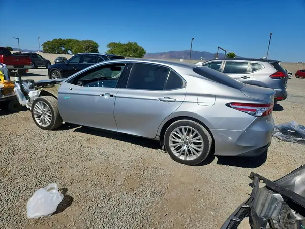 4T1B11HK3JU092390 2018 TOYOTA CAMRY - Image 2
