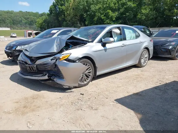 4T1B11HK3JU094740 2018 TOYOTA CAMRY - Image 2
