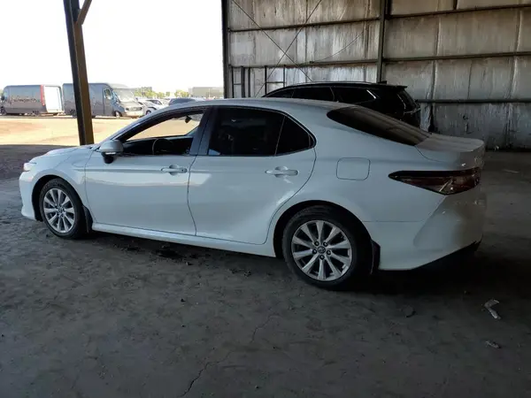 4T1B11HK3JU094768 2018 TOYOTA CAMRY - Image 2