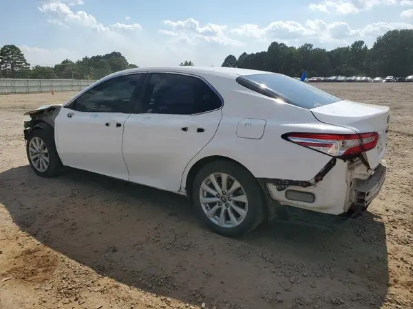 4T1B11HK3JU096388 2018 TOYOTA CAMRY - Image 2