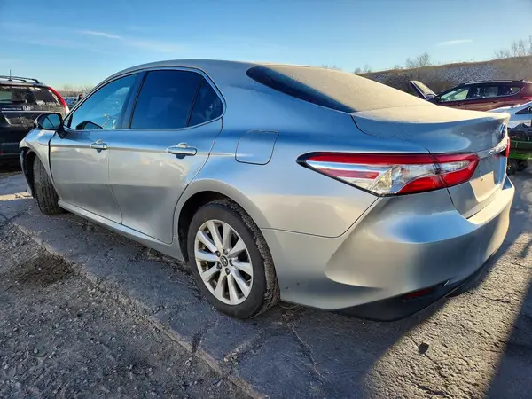 4T1B11HK3JU096522 2018 TOYOTA CAMRY - Image 2