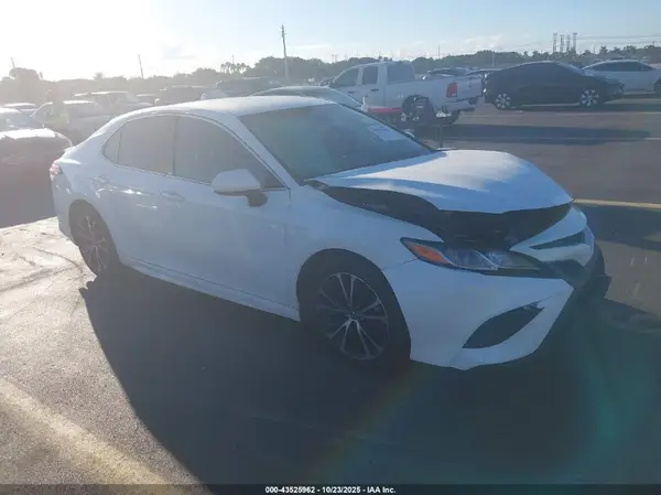 4T1B11HK3JU098075 2018 TOYOTA CAMRY - Image 1