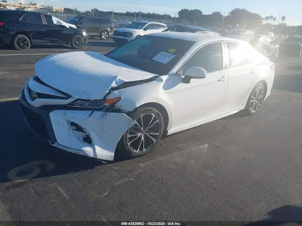 4T1B11HK3JU098075 2018 TOYOTA CAMRY - Image 2