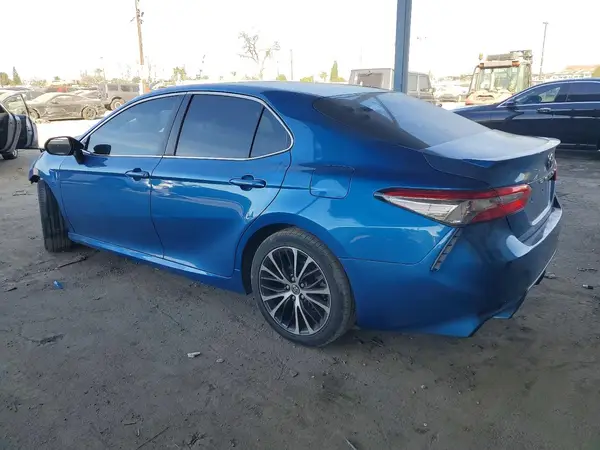 4T1B11HK3JU098206 2018 TOYOTA CAMRY - Image 2