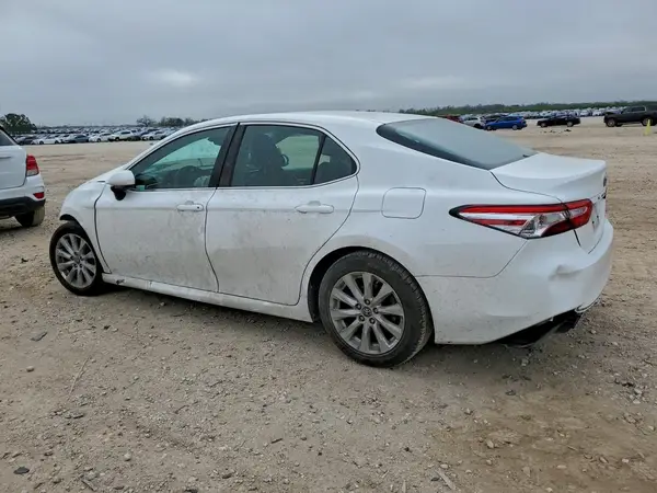 4T1B11HK3JU099811 2018 TOYOTA CAMRY - Image 2