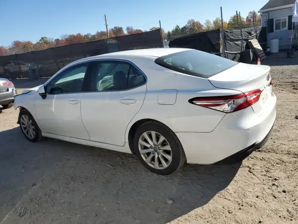 4T1B11HK3JU100634 2018 TOYOTA CAMRY - Image 2