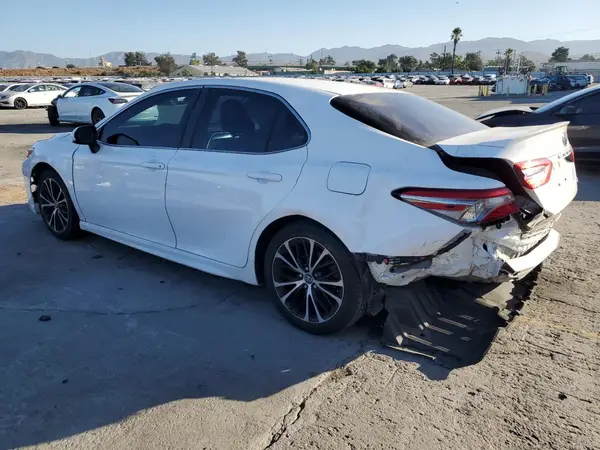 4T1B11HK3JU104845 2018 TOYOTA CAMRY - Image 2