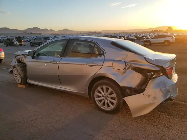 4T1B11HK3JU105705 2018 TOYOTA CAMRY - Image 2