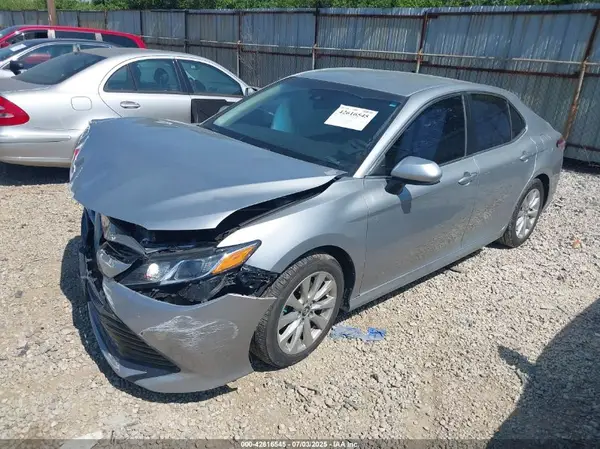4T1B11HK3JU108135 2018 TOYOTA CAMRY - Image 2