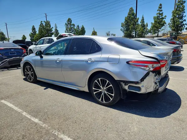 4T1B11HK3JU110418 2018 TOYOTA CAMRY - Image 2