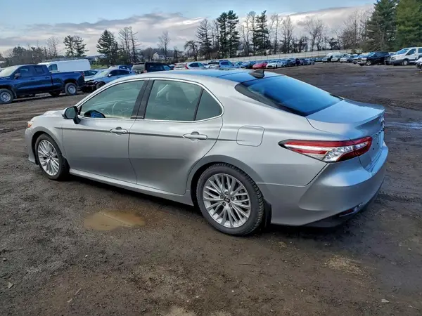 4T1B11HK3JU112458 2018 TOYOTA CAMRY - Image 2