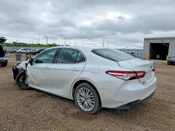 4T1B11HK3JU113982 2018 TOYOTA CAMRY - Image 2