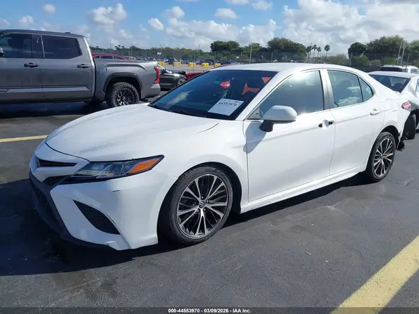 4T1B11HK3JU117384 2018 TOYOTA CAMRY - Image 2