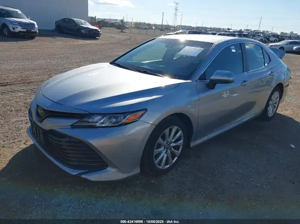4T1B11HK3JU117725 2018 TOYOTA CAMRY - Image 2