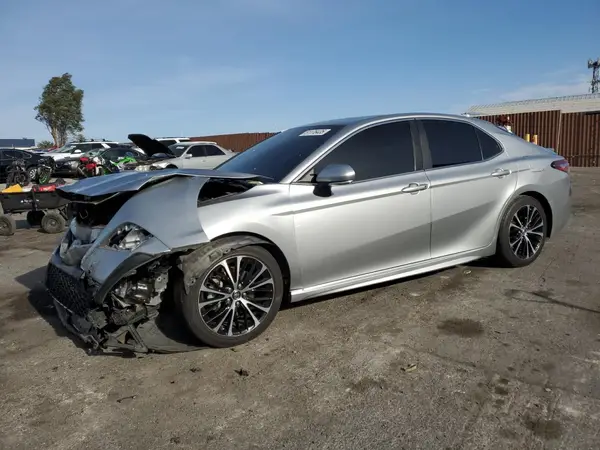 4T1B11HK3JU120561 2018 TOYOTA CAMRY - Image 1