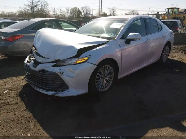 4T1B11HK3JU124738 2018 TOYOTA CAMRY - Image 2