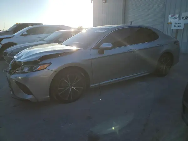 4T1B11HK3JU127686 2018 TOYOTA CAMRY - Image 1