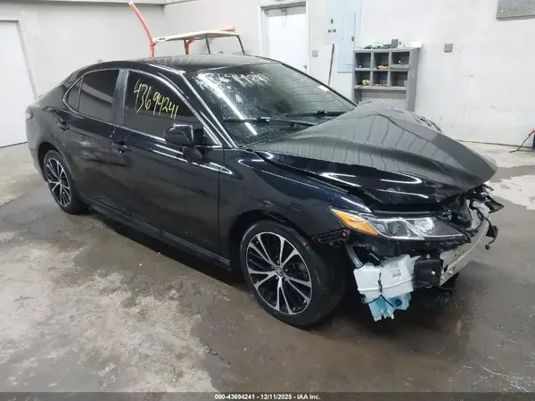 4T1B11HK3JU129048 2018 TOYOTA CAMRY - Image 1