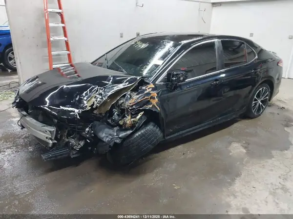 4T1B11HK3JU129048 2018 TOYOTA CAMRY - Image 2